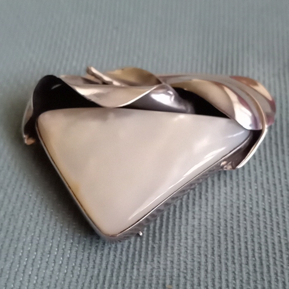 ARTIST MADE STERLING SILVER CALLA LILLY AND WHITE MOTHER OF PEARL PIN/PENDENT - Picture 2 of 10